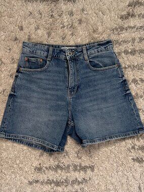 Zara denim mom shorts medium wash, size 4